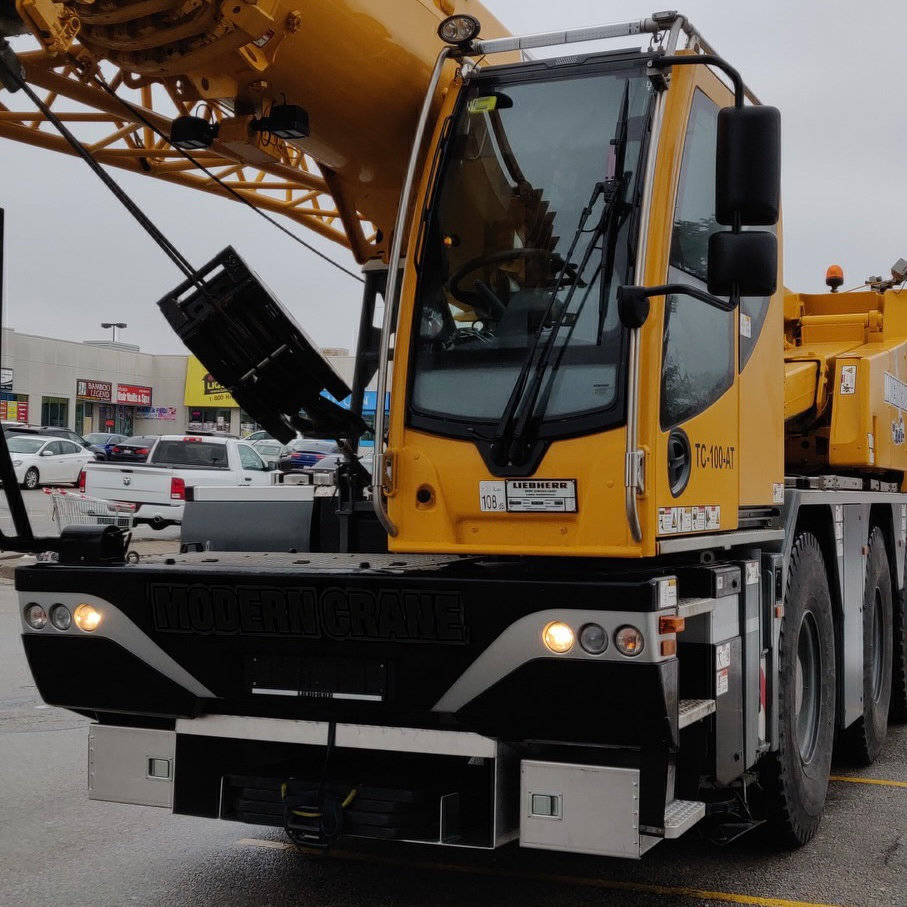 Compact mobile city crane